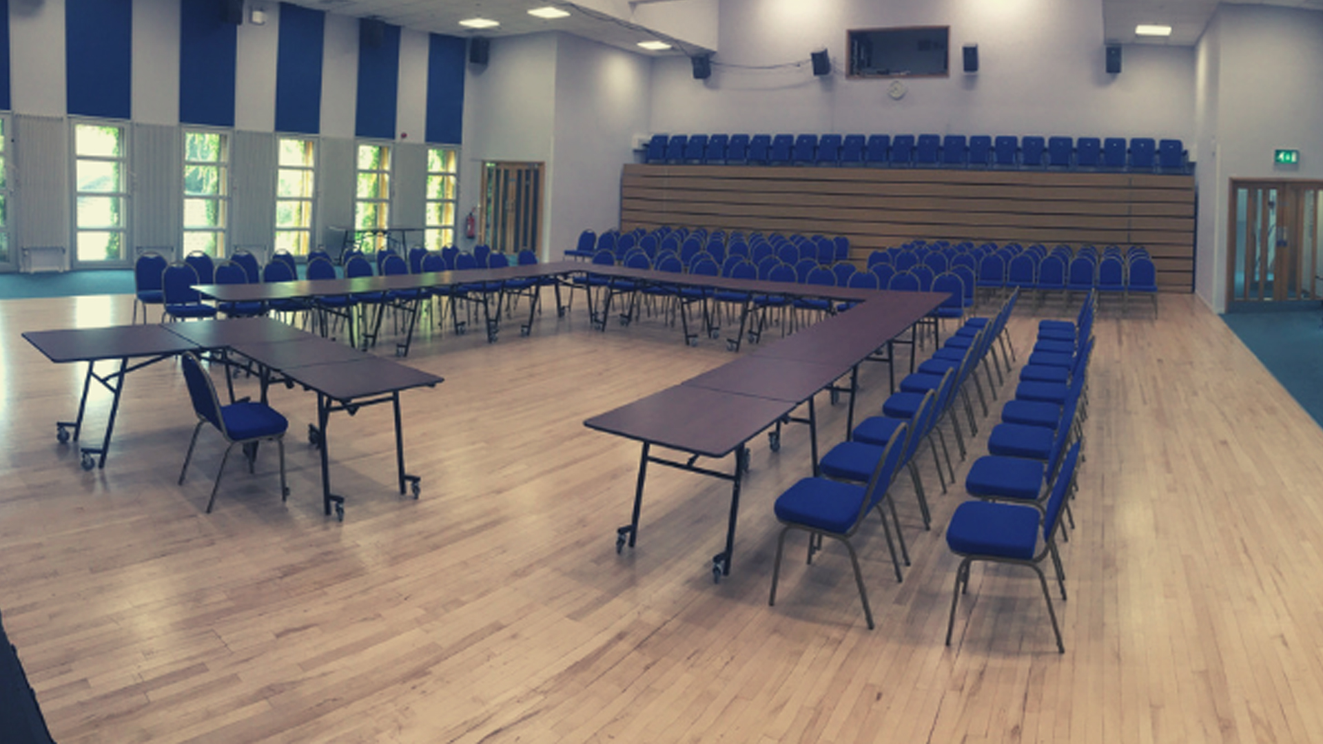 An auditorium full of tables and chairs.